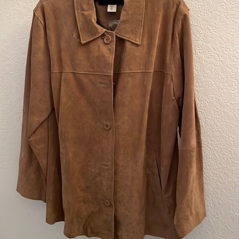 Light tan 100% leather shell coat. Very light,thin. Falls below waist. I’m 5’8”.
